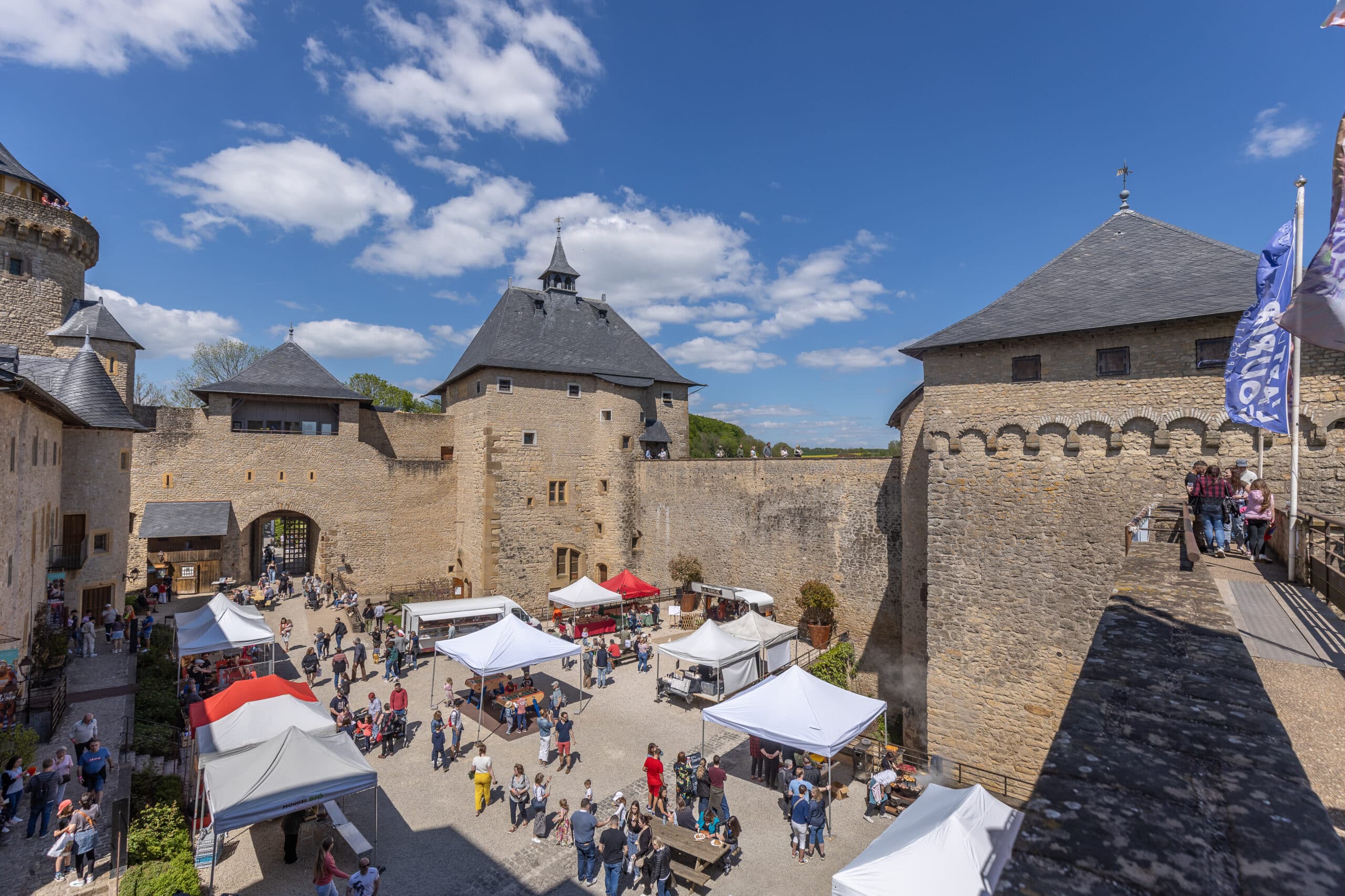 Photographie de l'intérieur de la cour du Château de Malbrouck en plein événement