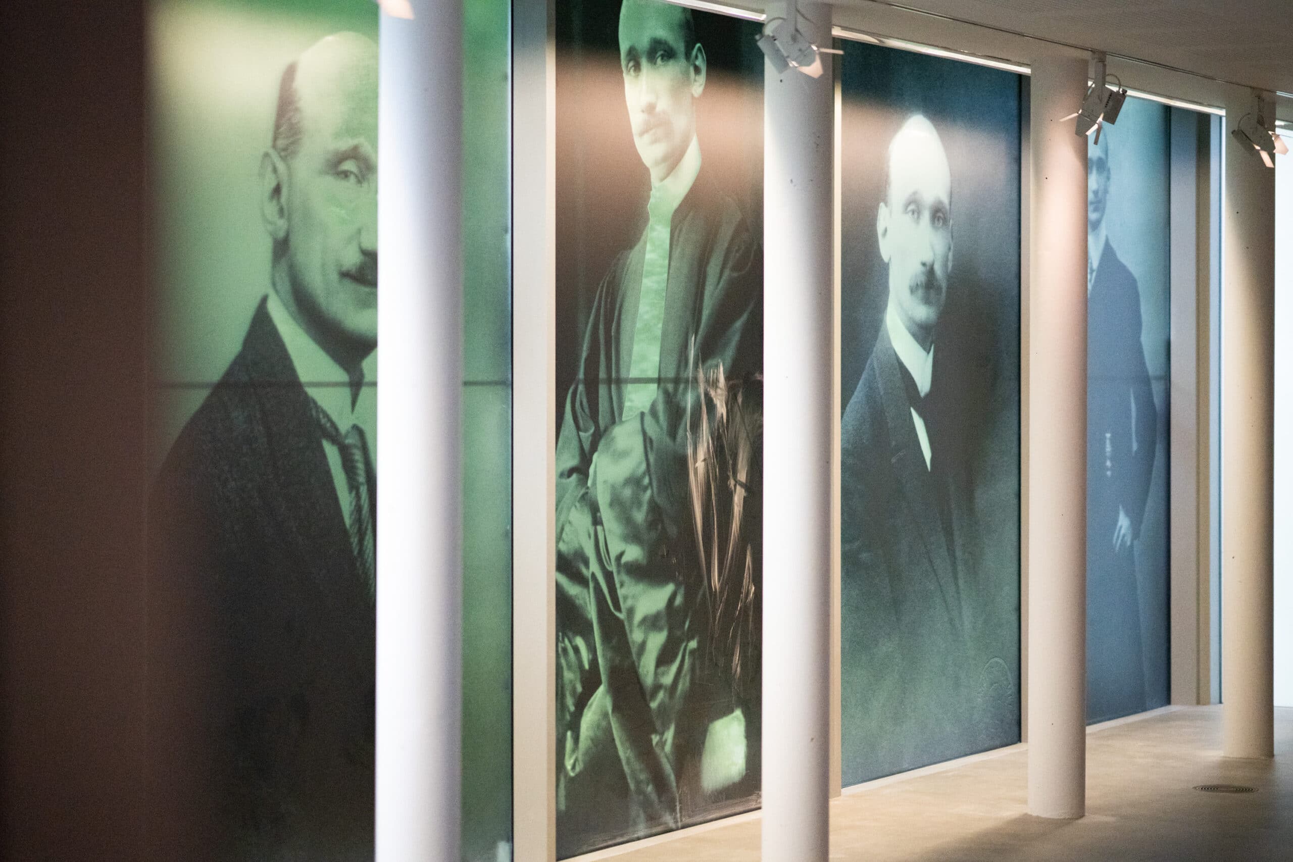 Photographie d'une des salles de la Maison de Robert Schuman avec des portraits de lui sur les murs