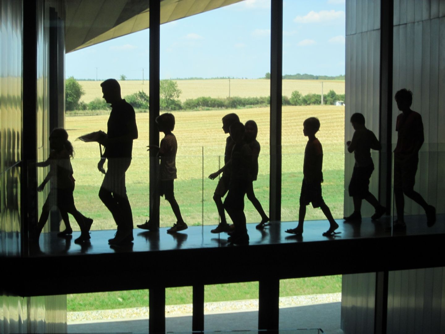 Groupe scolaire en visite d'un musée