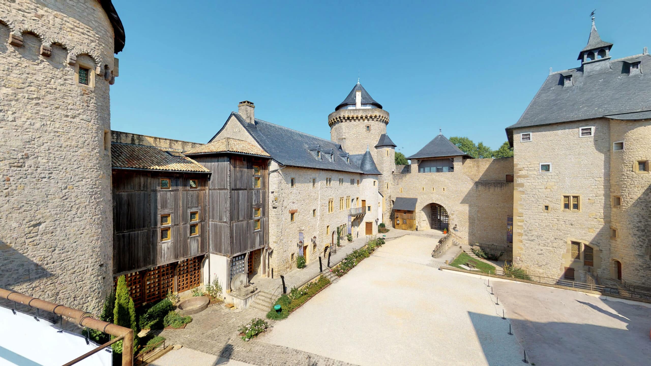 Photograph of Malbrouck Castle seen from inside the courtyard