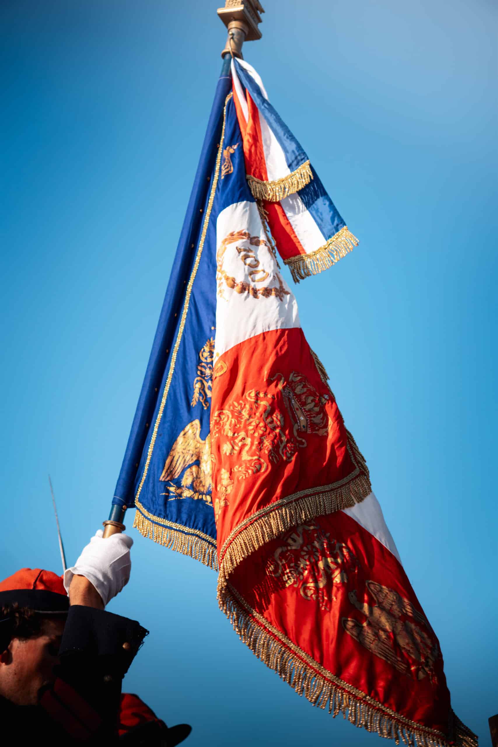 Photo d'un drapeau français levé par un officier