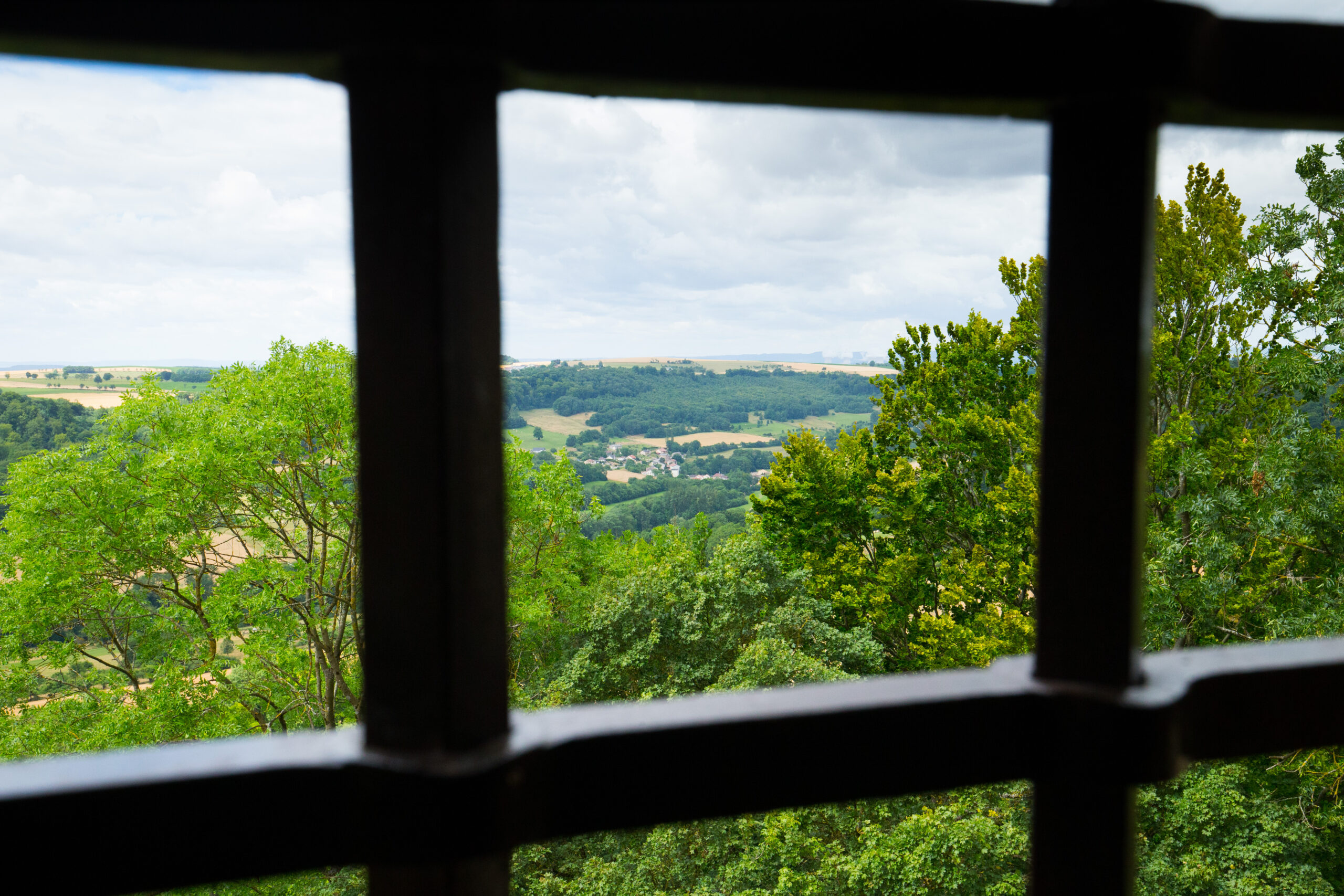 Vue d'une fenêtre du Château de Malbrouck sur le paysage