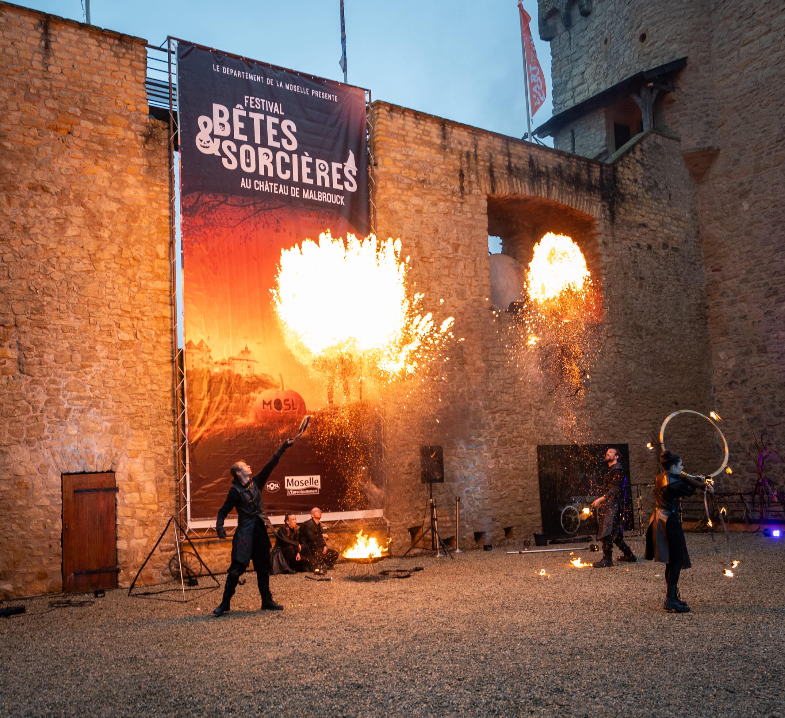 photographie d'une animation de feu du festival Bêtes & Sorcières au Château de Malbrouck