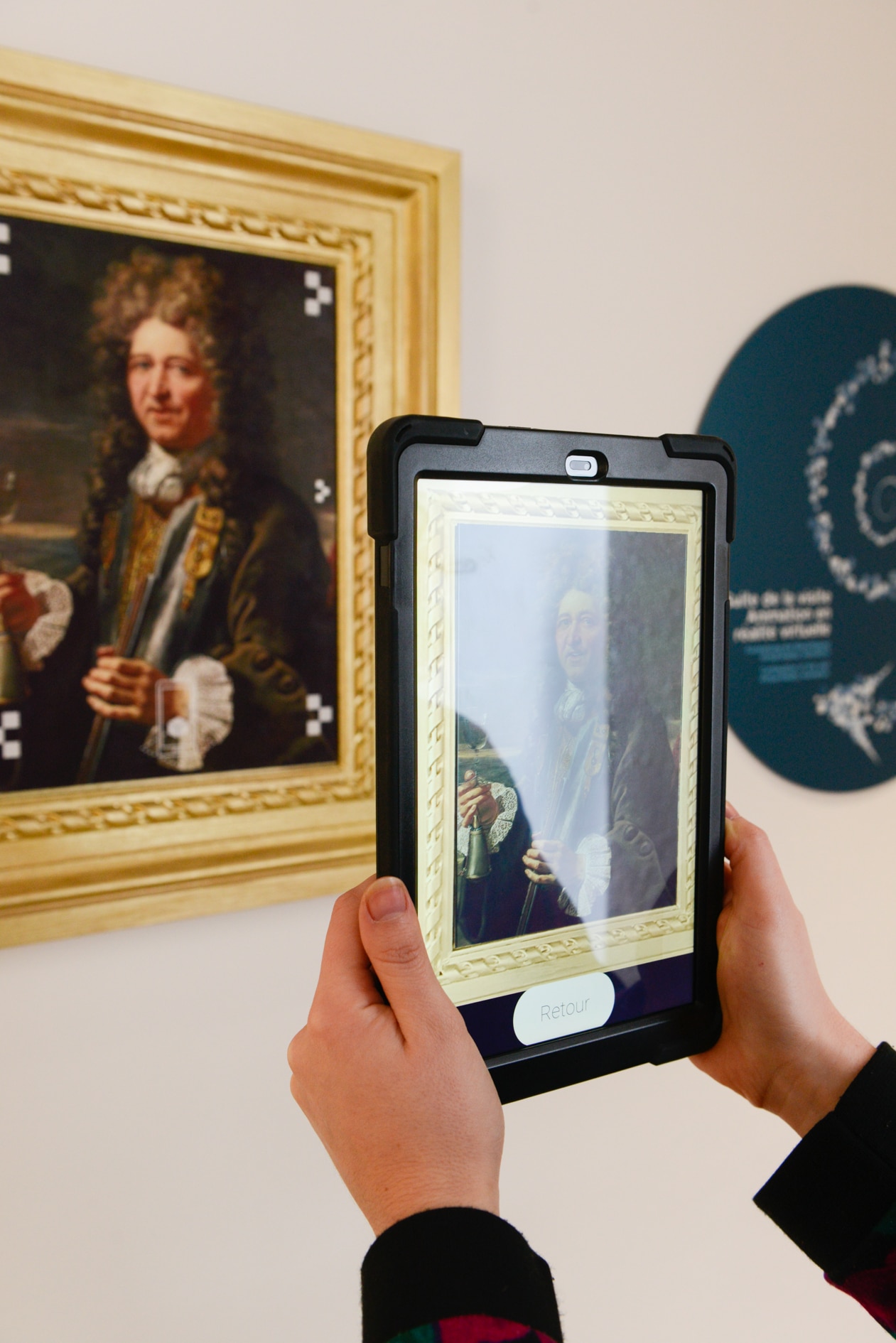 Prise en photo d'un tableau exposé au Musée Départemental du Sel