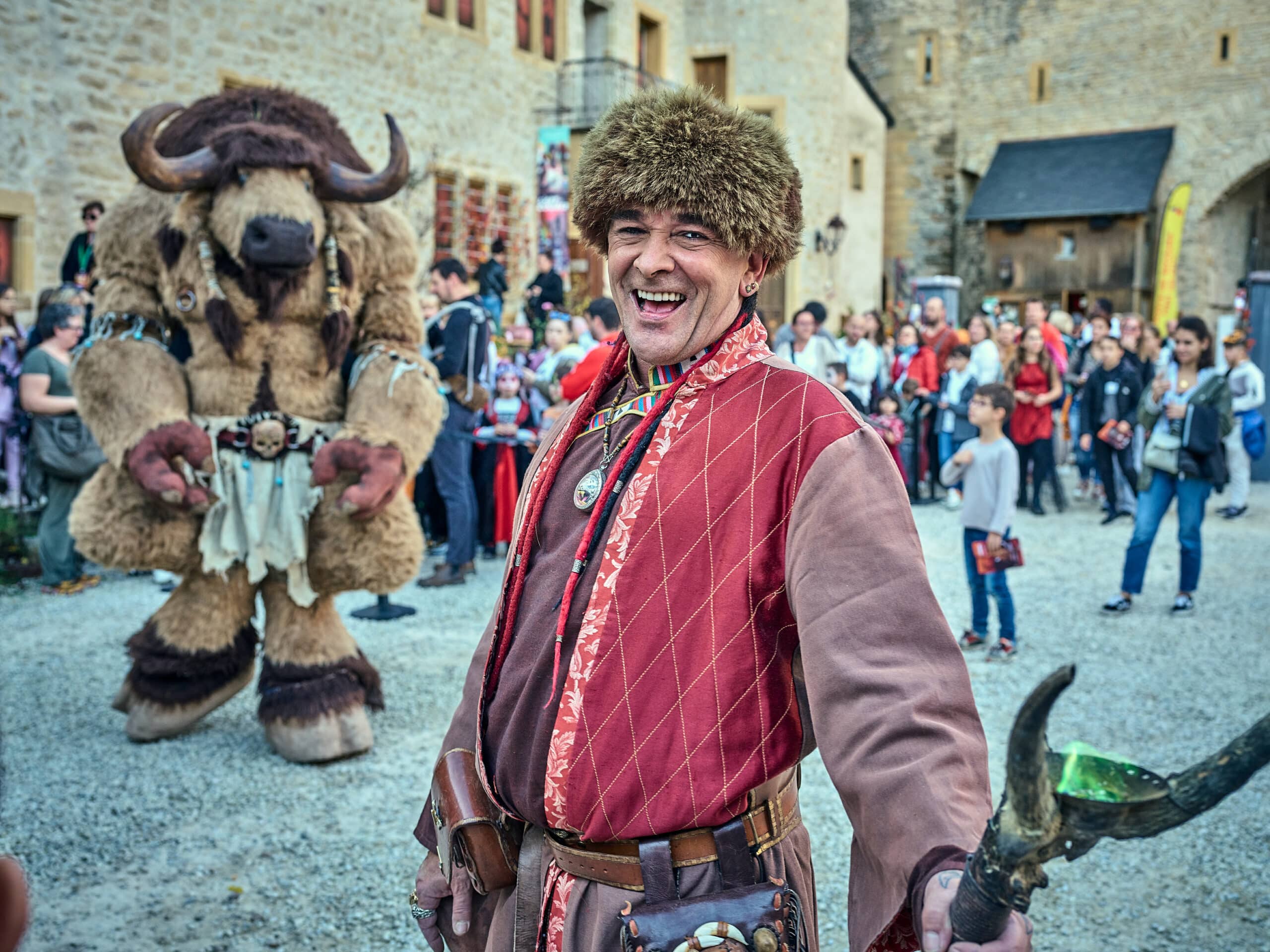 Homme en costume lors de l'événement Bêtes et sorcières du Château de Malbrouck