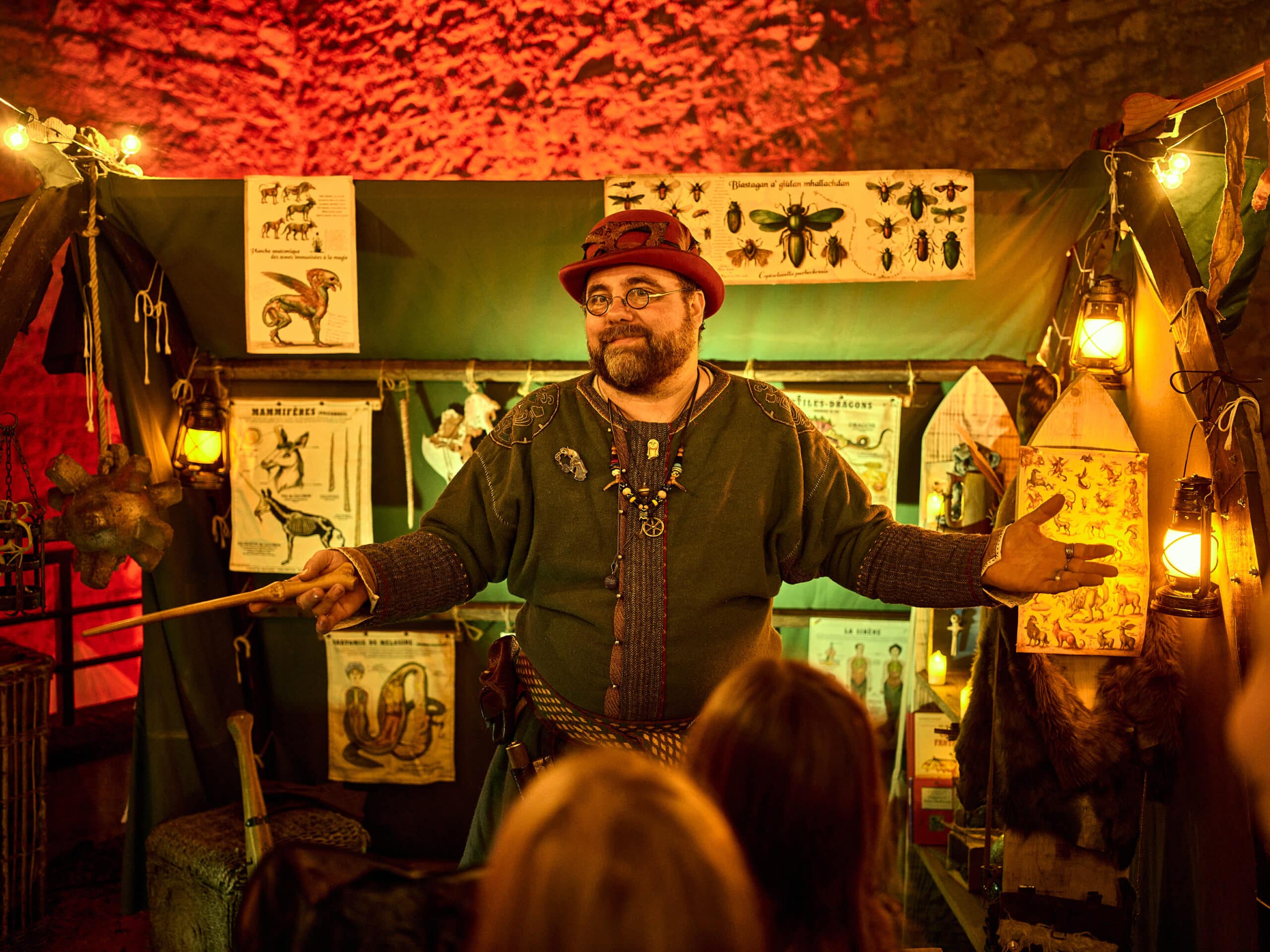 Homme en costume lors de l'événement Bêtes et sorcières du Château de Malbrouck