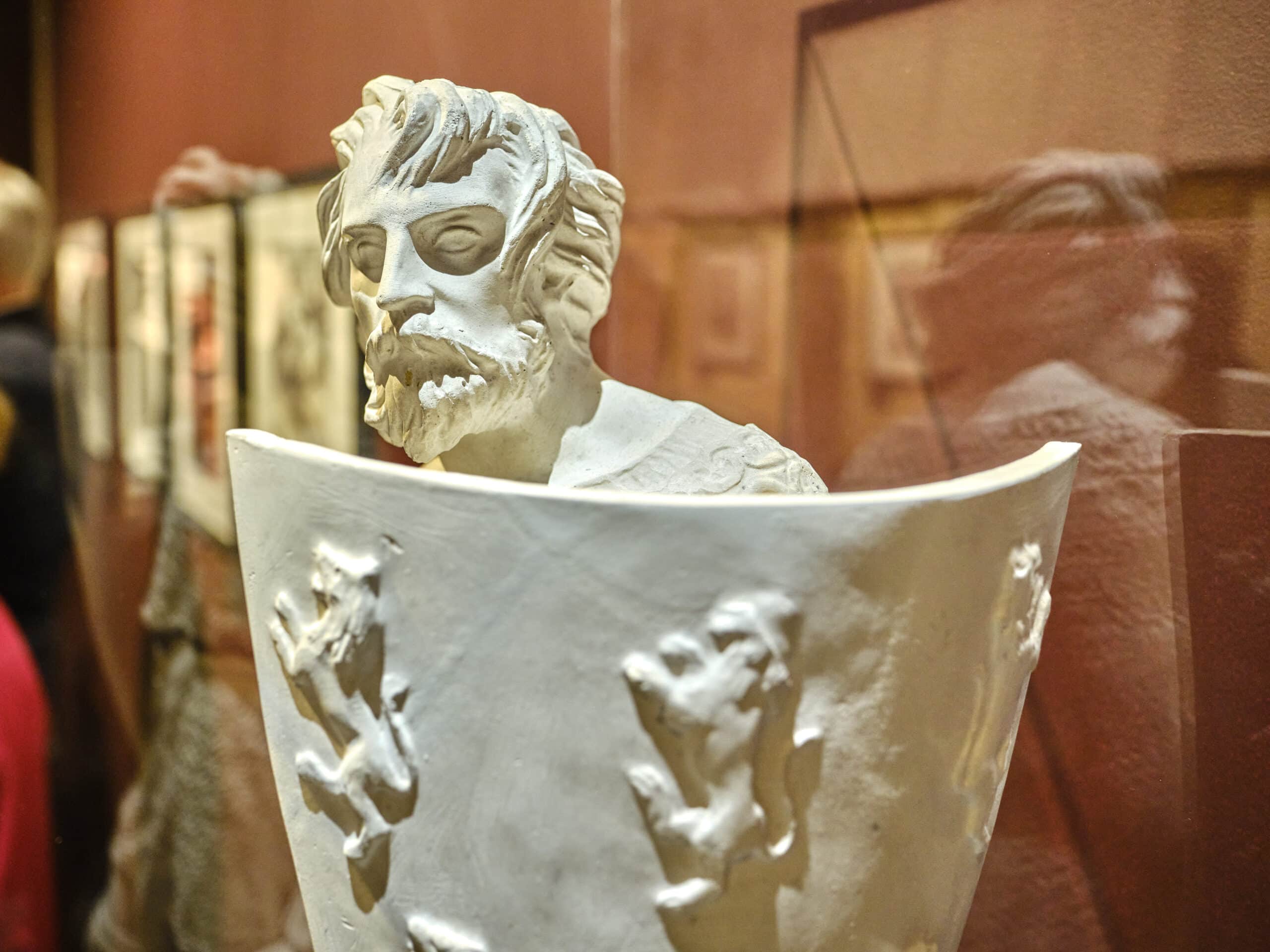 Photographie d'une statue de chevalier exposé dans le Château de Malbrouck