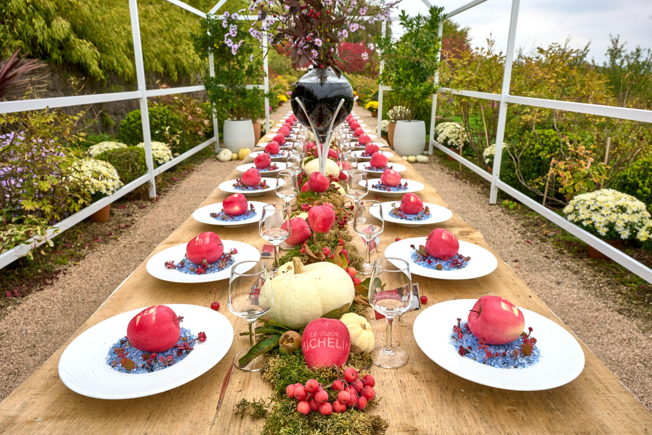Tablée naturelle dans des jardins