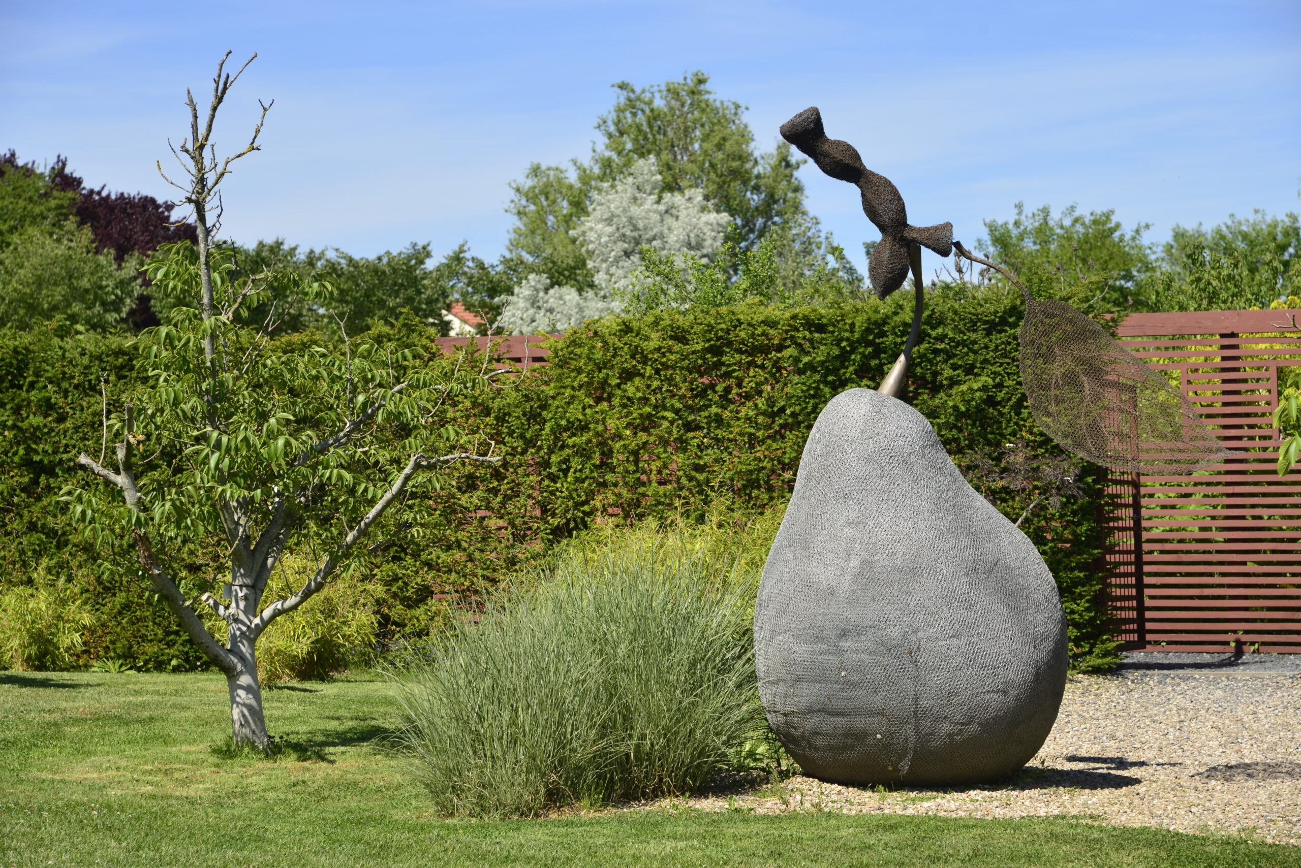 Paysage des Jardins Fruitiers de Laquenexy avec une sculpture de poire