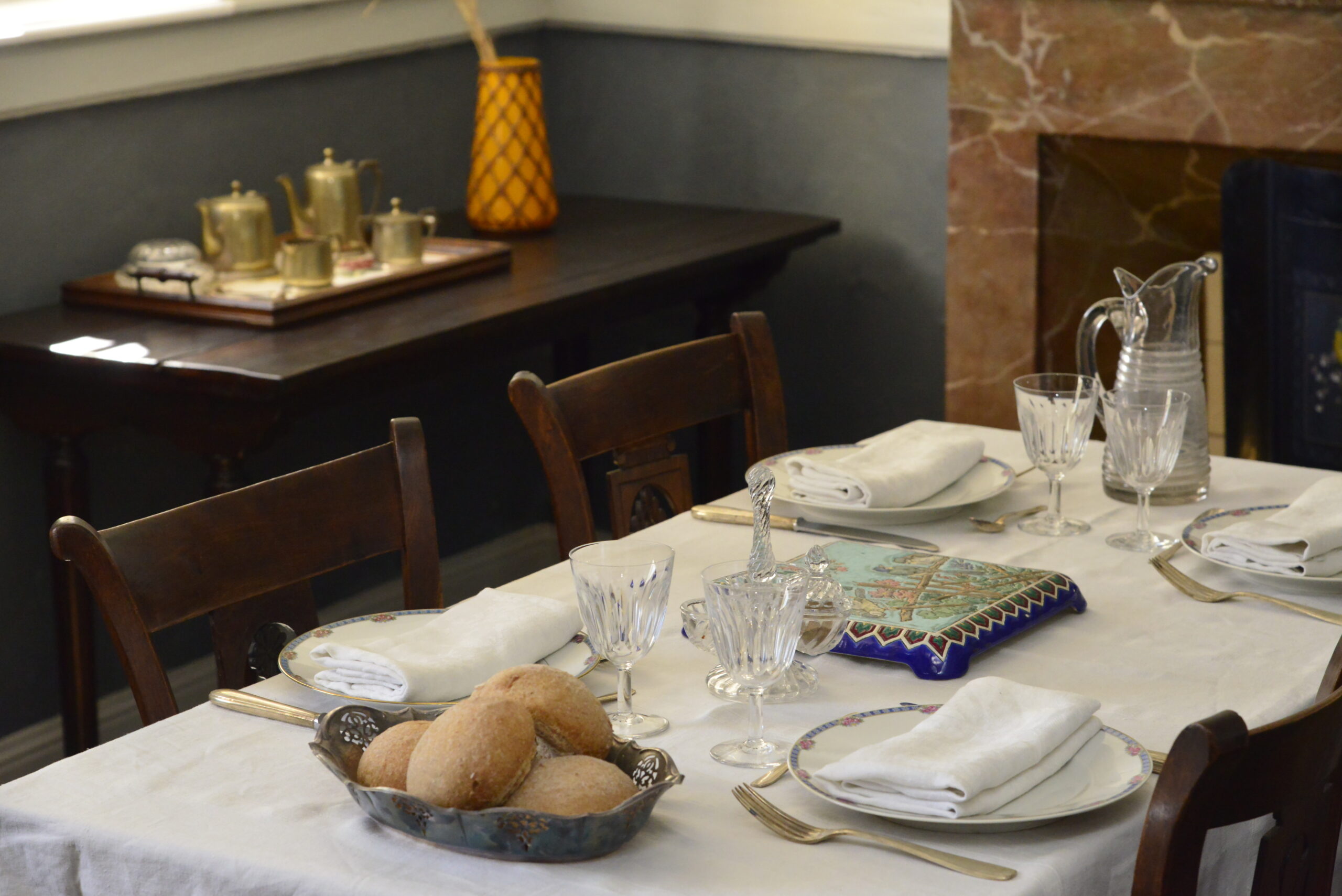 Image représentant une table dressée pour quatre dans la Maison de Robert Schuman