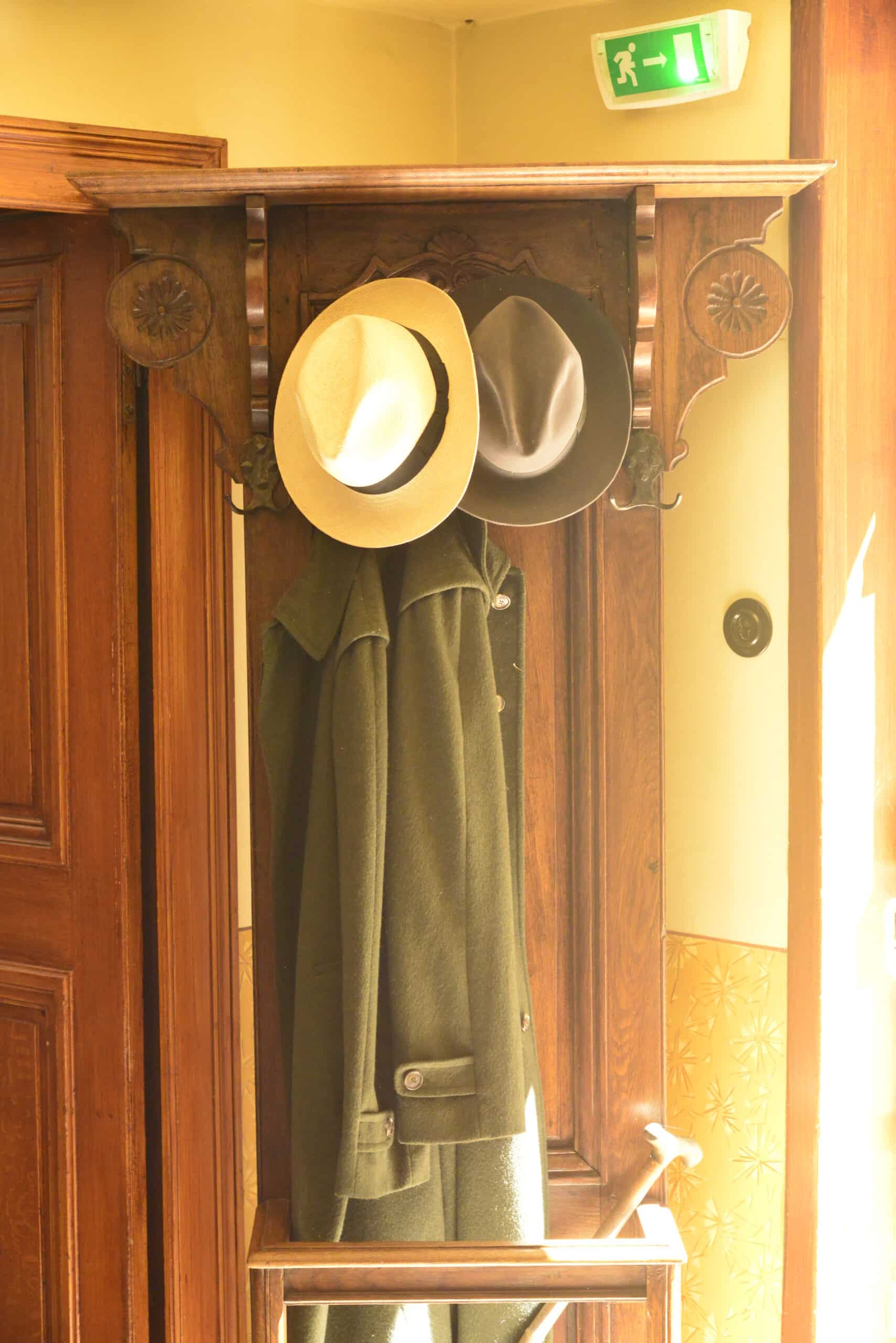 Image d'une porte-manteau dans la Maison de Robert Schuman