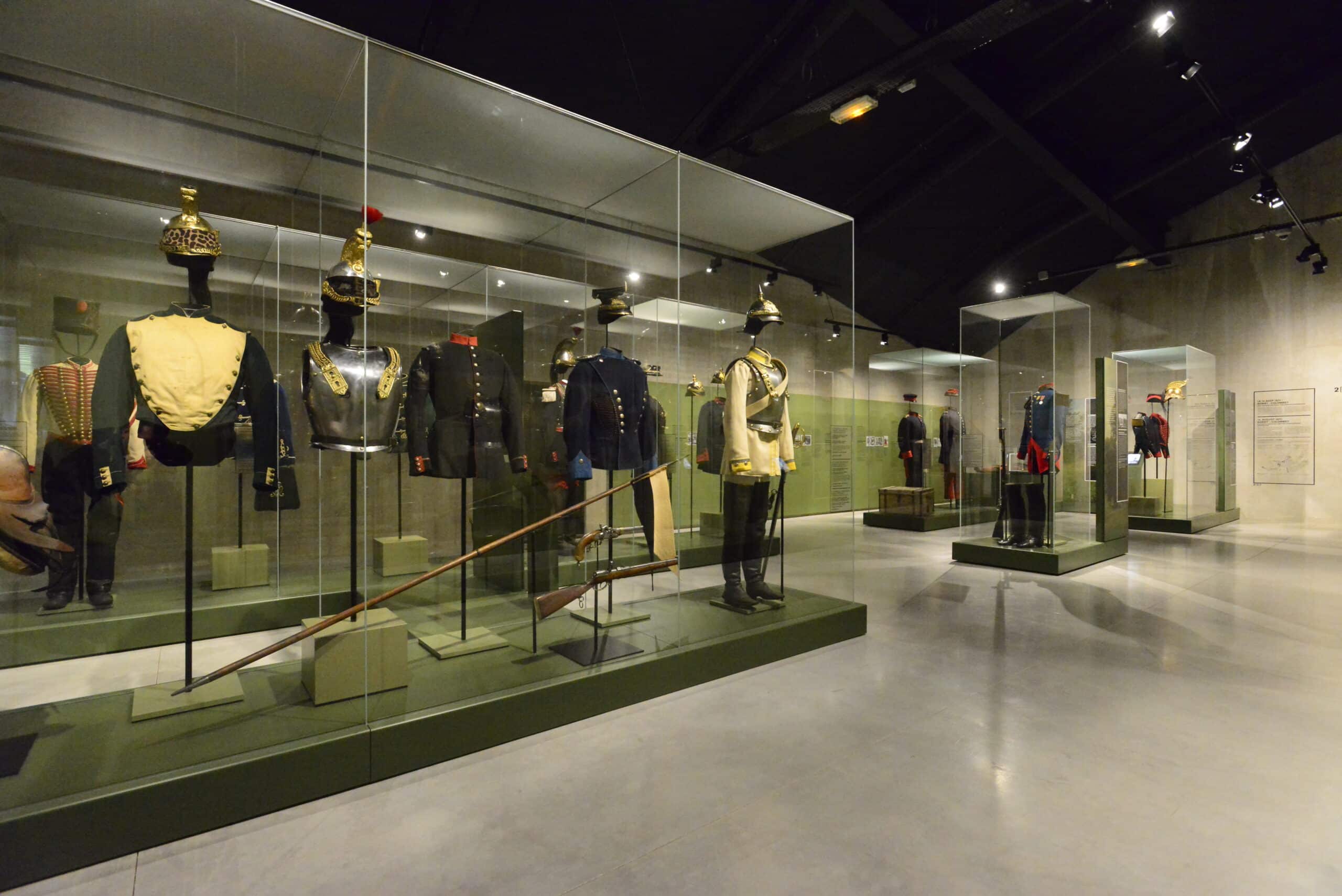 Photographie de l'exposition du Musée de la Guerre de 1870 et de l'Annexion avec des costumes officiels