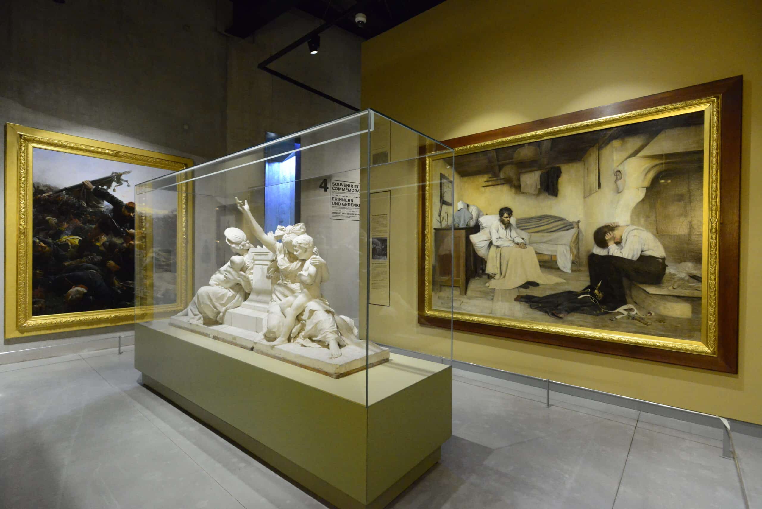 Exposition dans le Musée de la Guerre de 1870 et de l'Annexion avec une statue et des tableaux