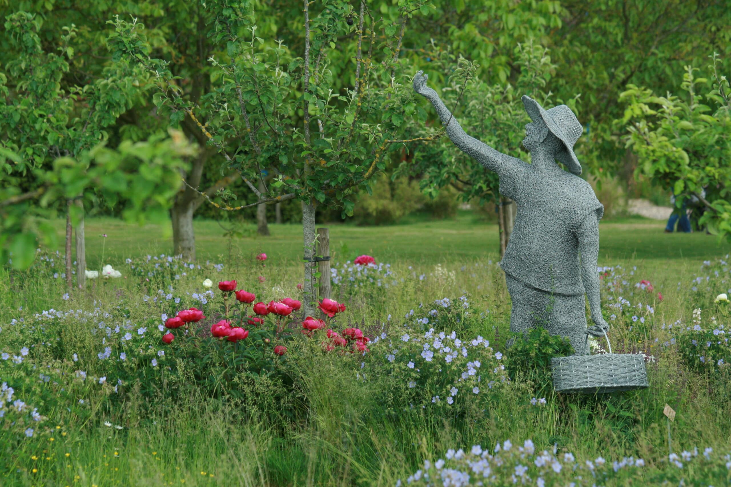 Statue qui cueille des fruits dans les Jardins Fruitiers de Laquenexy