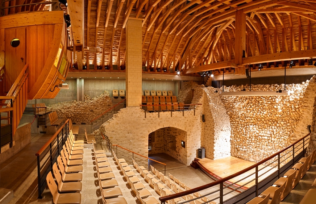 Photographie de l'auditorium du Château de Malbrouck vu d'en haut