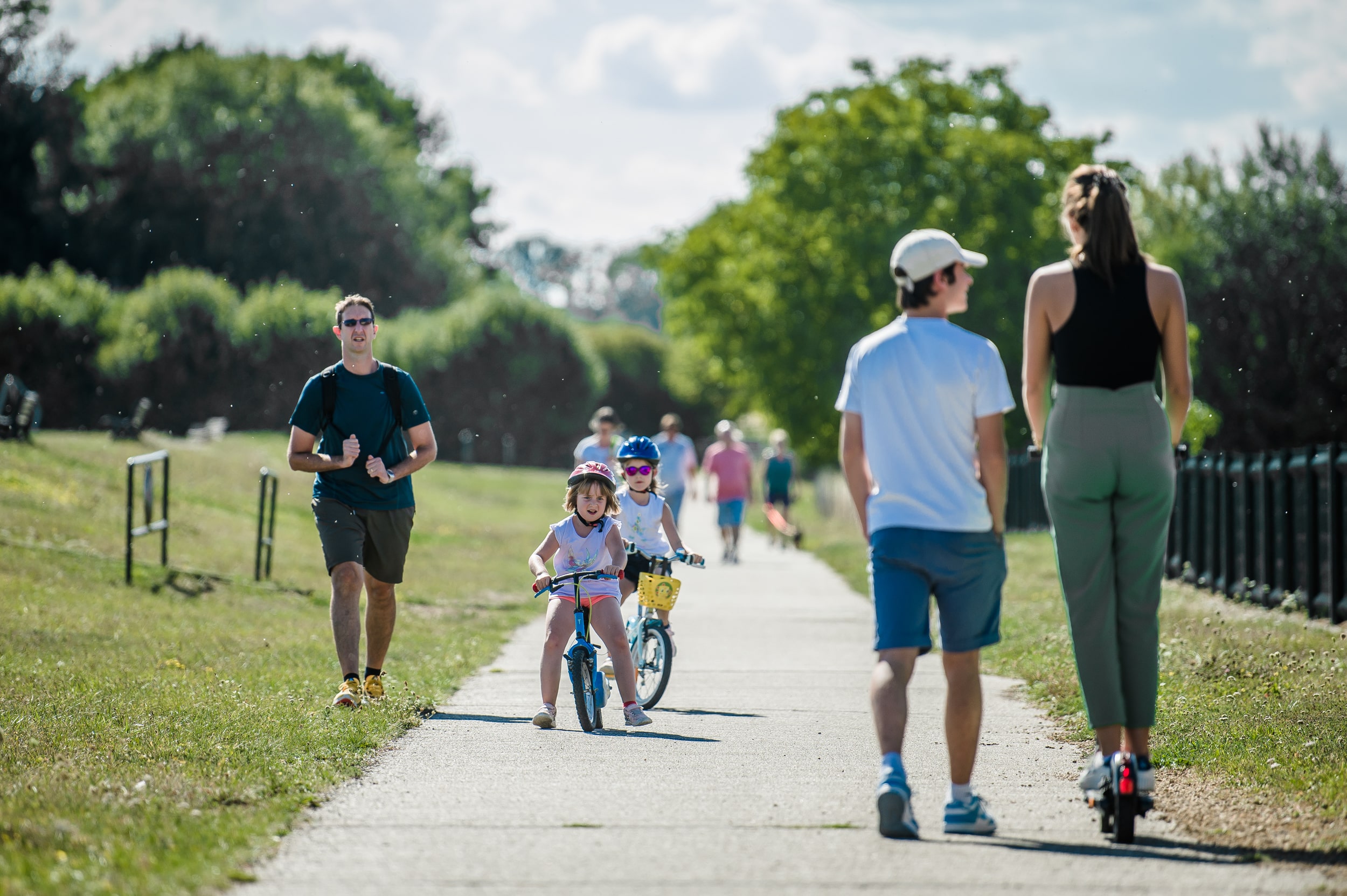 adultes-et-enfants-se-promenant-dans-la-nature