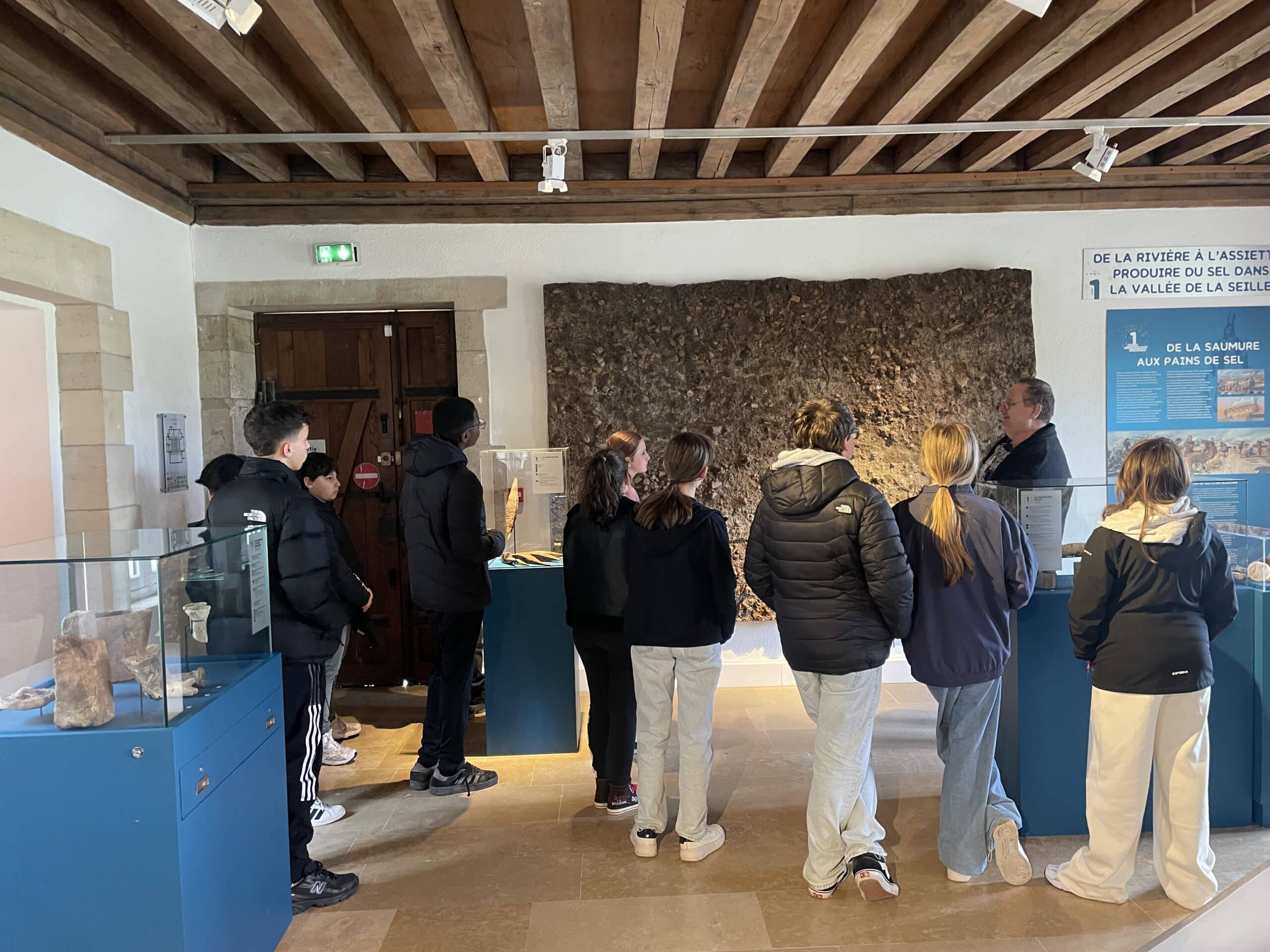 Un groupe de collégiens visite le musée du Sel afin de préparer ensuite une œuvre en classe