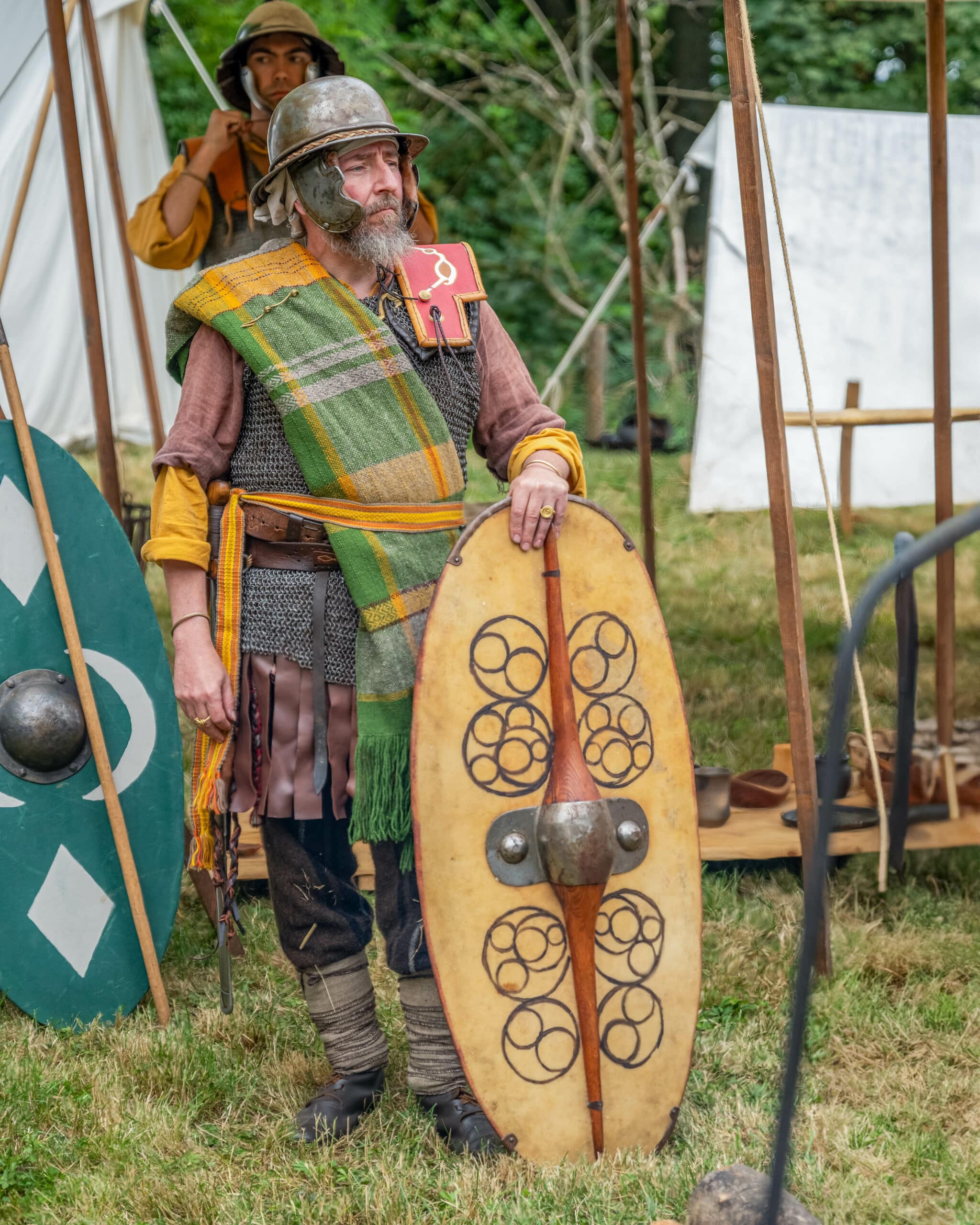 Guerrier gaulois en position debout avec un casque et un bouclier