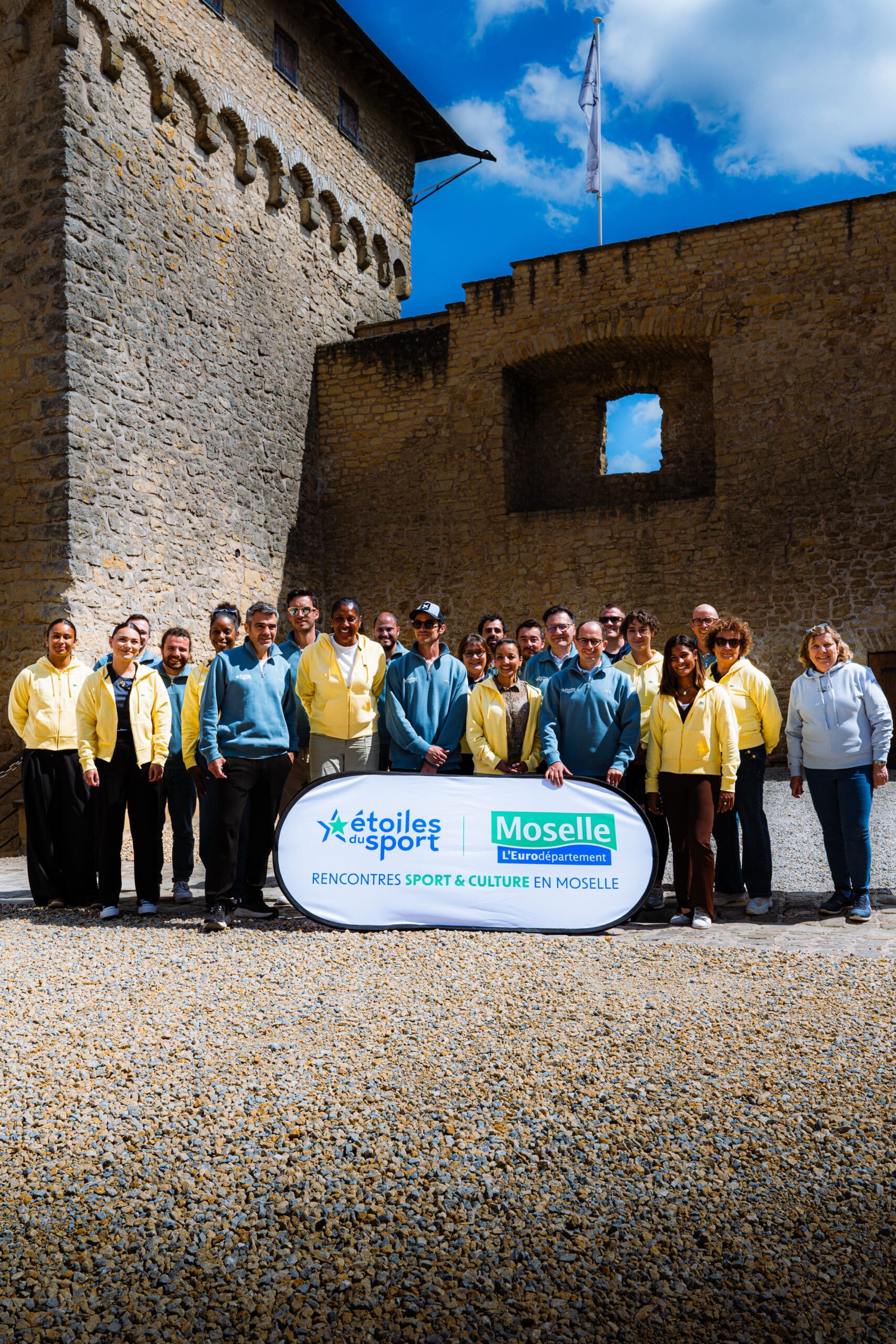 Foto mit allen französischen Athleten, die an den Sternen des Schicksals mitten im Innenhof des Schlosses Malbrouck teilnehmen.