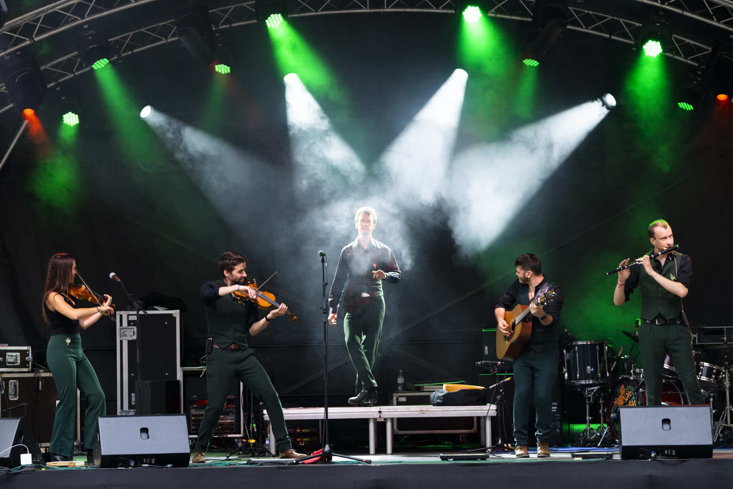 Visuel représentant un groupe de musique celtique avec un danseur au milieu