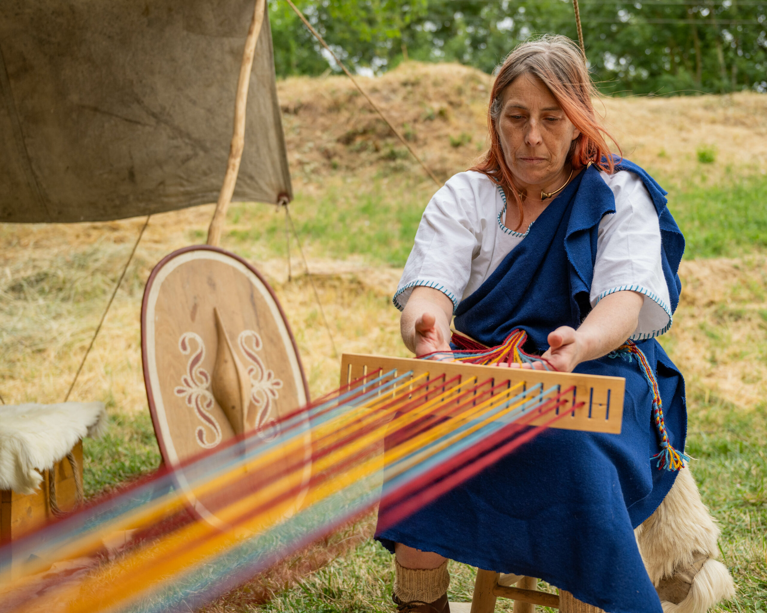 Femme celte qui travaille sur un métier à tisser