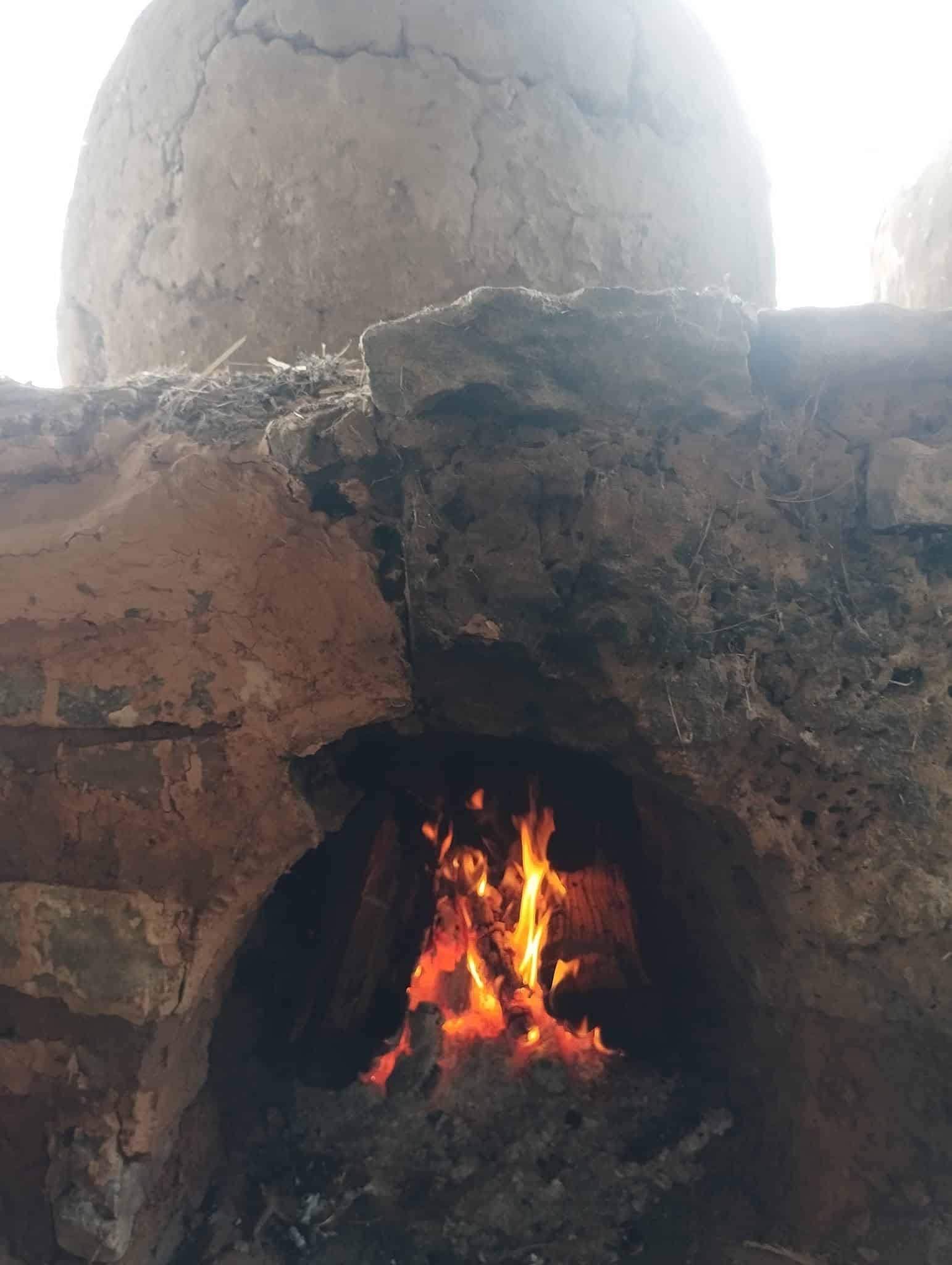 Le four à poterie reconstitué commence à chauffer