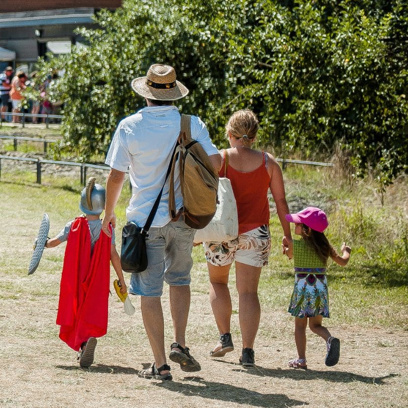 Une famille au Parc archéologique. Un des enfants est déguisé en légionnaire romain.