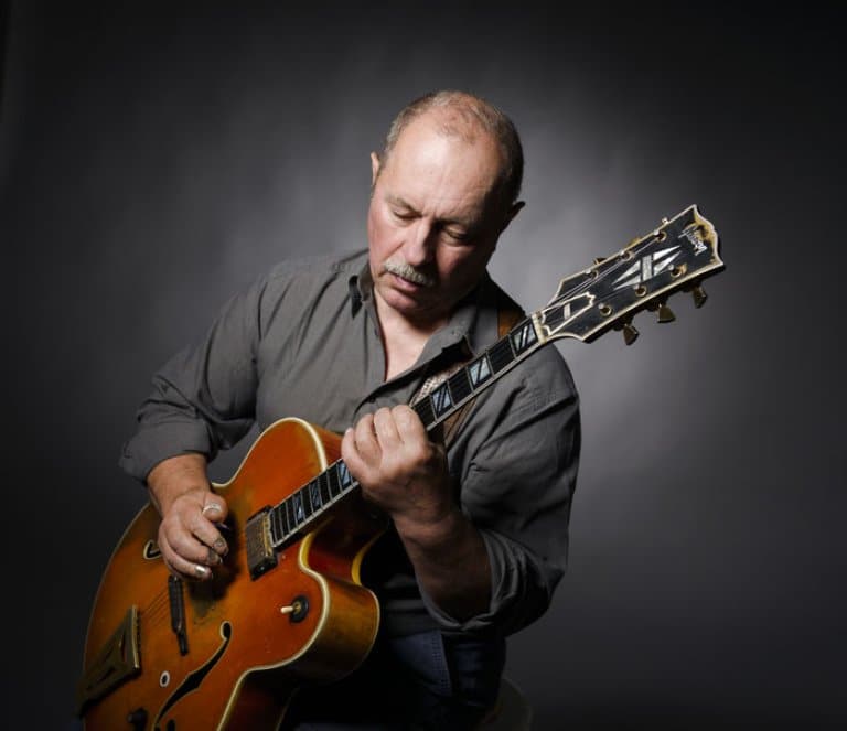 Sammy Vomacka à la guitare