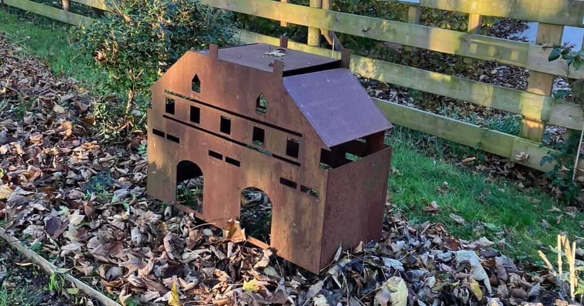musée du sel en maquette en bois avec des feuilles d'arbres colorées autour
