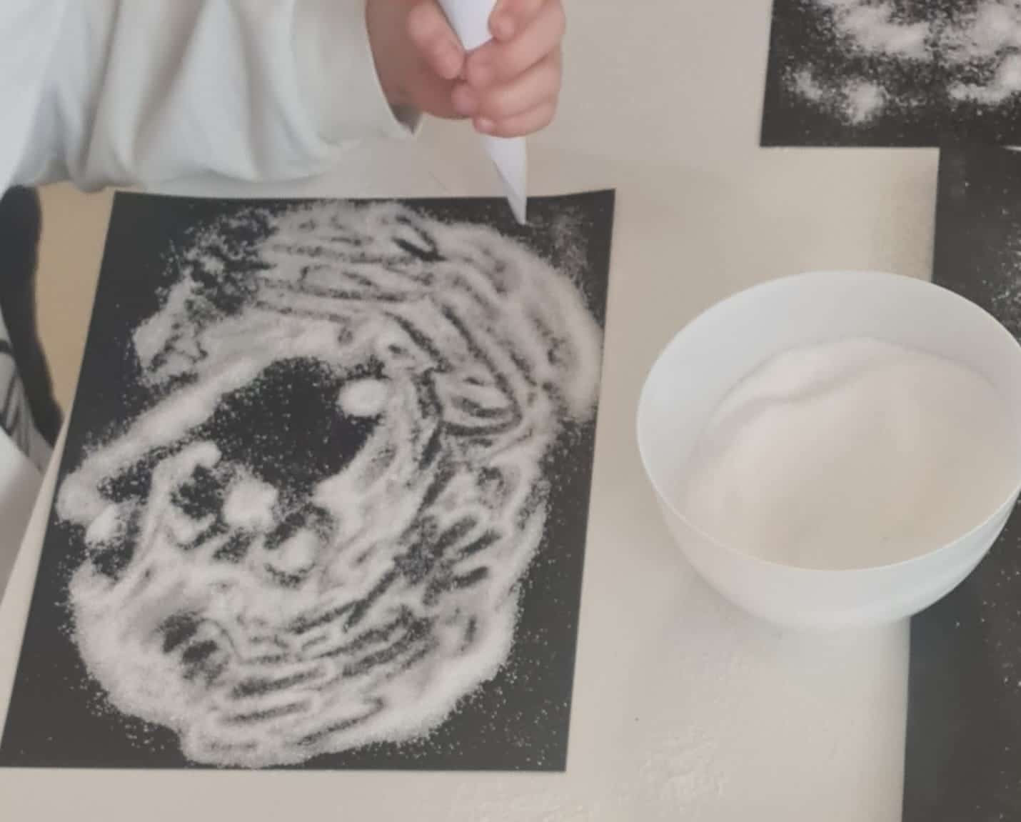 Atelier artistique pour dessiner avec du sel