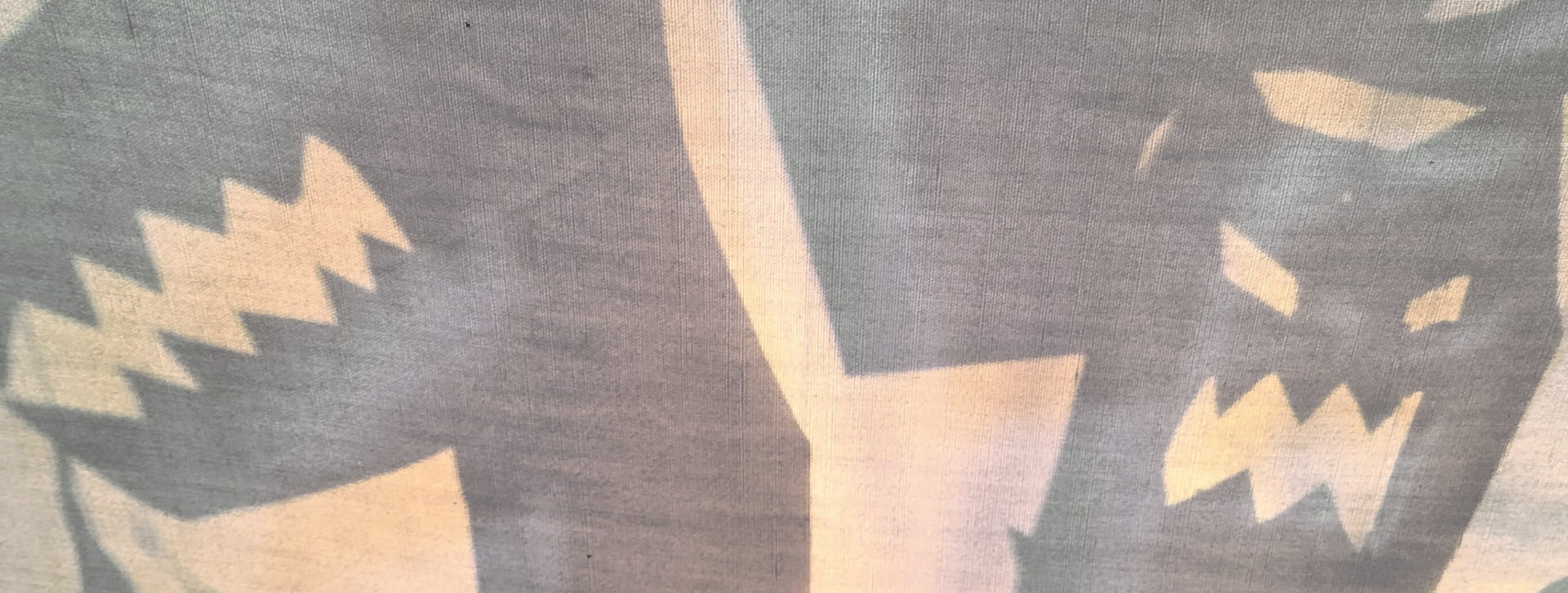 Ombres chinoises de masques grimaçants et profils de loups aux dents acérées.