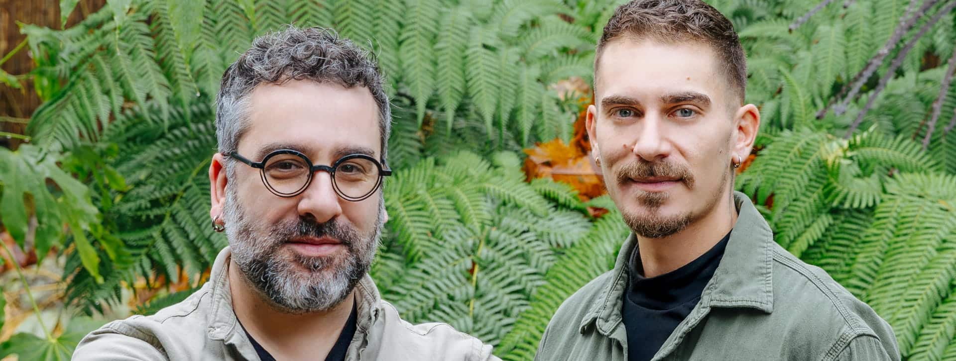 Romain Maire et Corentin Pfeiffer côté à côte devant une fougère arborescente de leur jardin Jurassic à Chaumont-sur-Loire