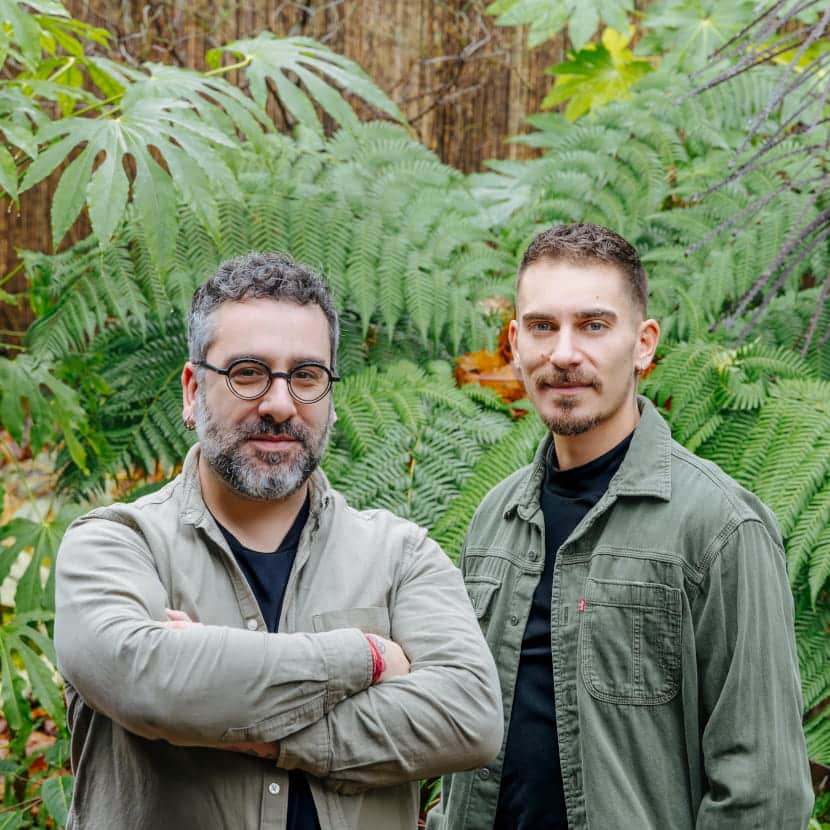 Romain Maire et Corentin Pfeiffer côté à côte devant une fougère arborescente de leur jardin Jurassic à Chaumont-sur-Loire