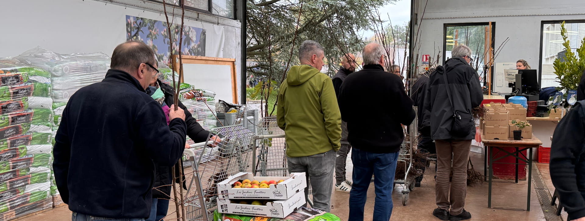 File of customers when selling fruit plants