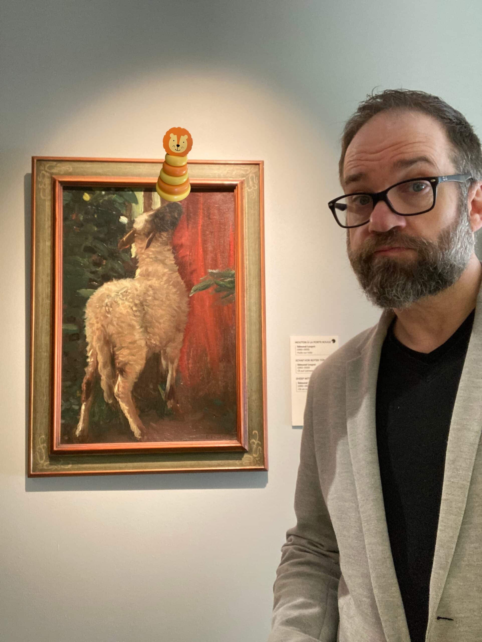 Photo de l'artiste Christophe Durant devant un tableau de mouton